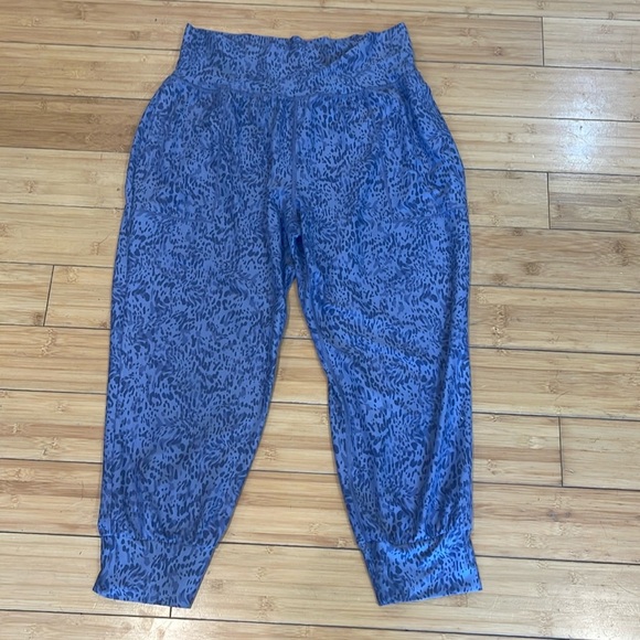Athleta Violet Print Salutation Crop Jogger Lifestyle Fitness Pant - Picture 6 of 12